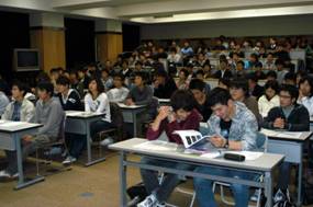 学生で埋まったコンファレンスホール