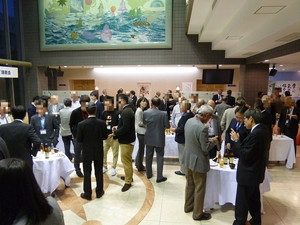懇親会での歓談風景