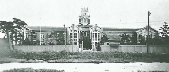 神戸高等商船学校初期の校舎正面全景