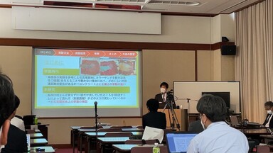 片岡さんによる去年度の研究成果の発表の様子